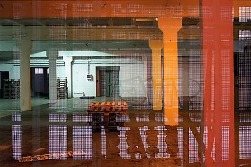 Fotografia analogowa z podwójną ekspozycją pokazująca wnętrza fabryki wódek Koneser Warszawa-Praga a dokładnie potężne zbiorniki i instalacje