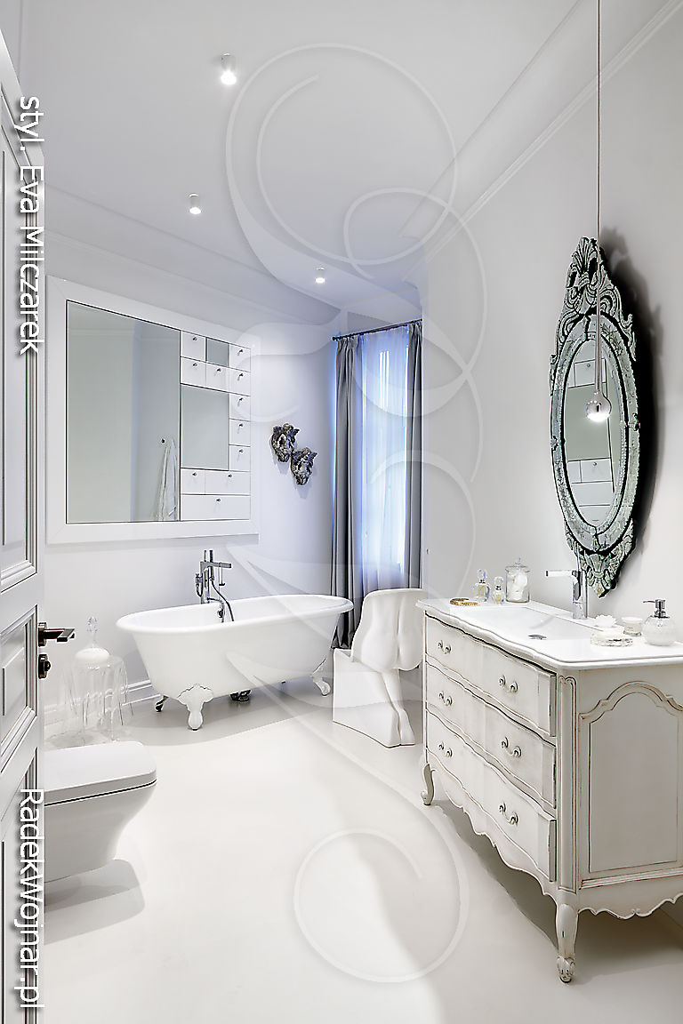 Biała łazienka z klasycznymi meblami i nowoczesnymi