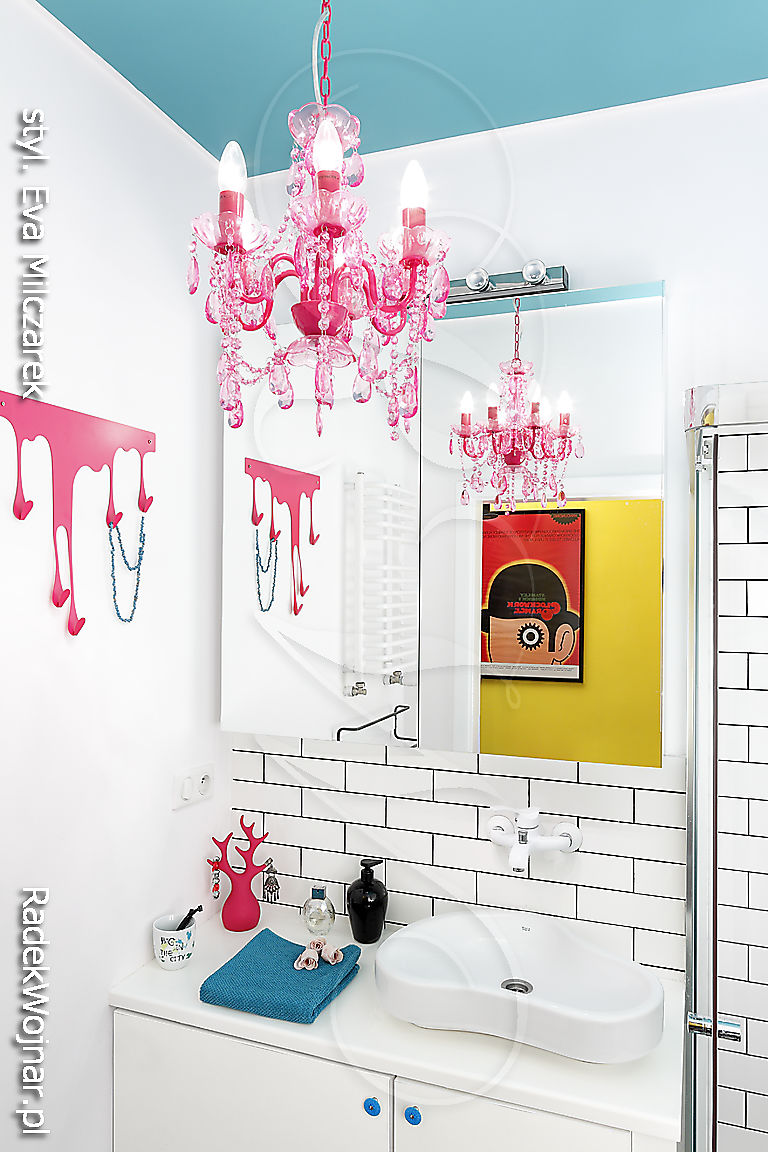 Łazienka z różowymi i turkusowymi elementami