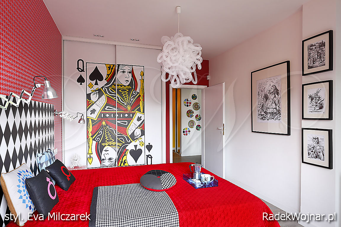 Sypialnia inspirowana Alicją w krainie czarów i kartami do gry