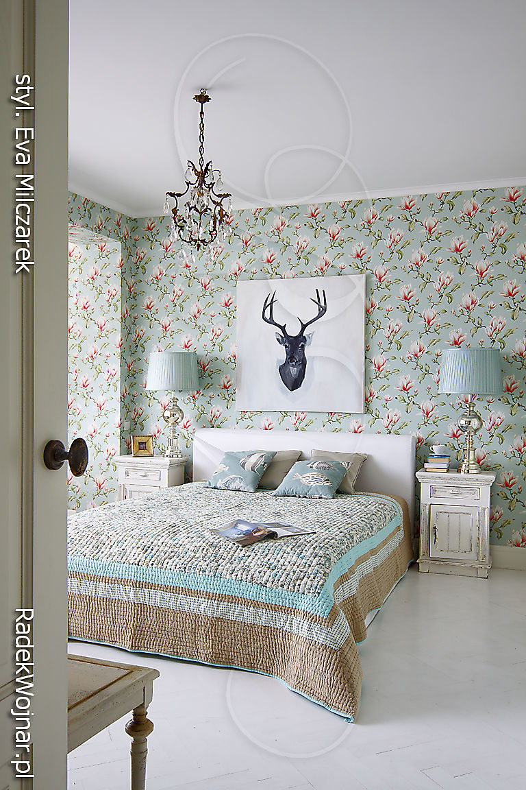 Kobieca sypialnia z kwiatową tapetą i obrazem