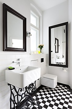 Biała łazienka z podłogą w czarno białą szachownicę