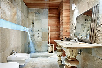 łazienka z mieszaniną elementów kamiennych i drewnianych