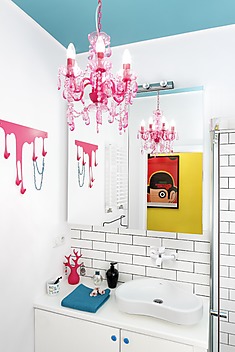 Łazienka z różowymi i turkusowymi elementami