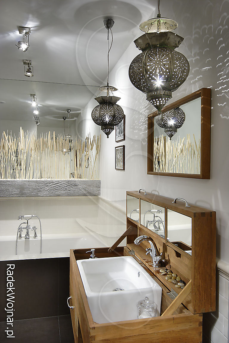 Nietypowa łazienka z umywalką w skrzyni i orientalnymi lampami