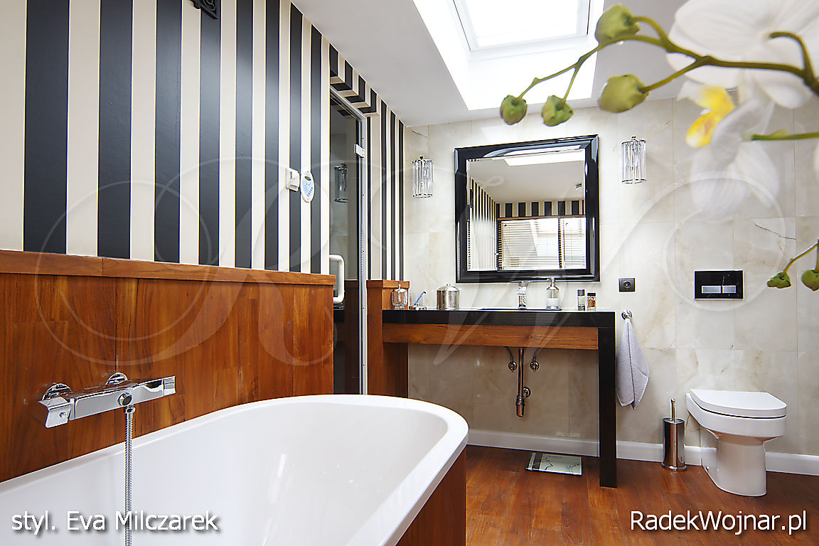 elegancki łazienka z drewnem w czarno białe pasy