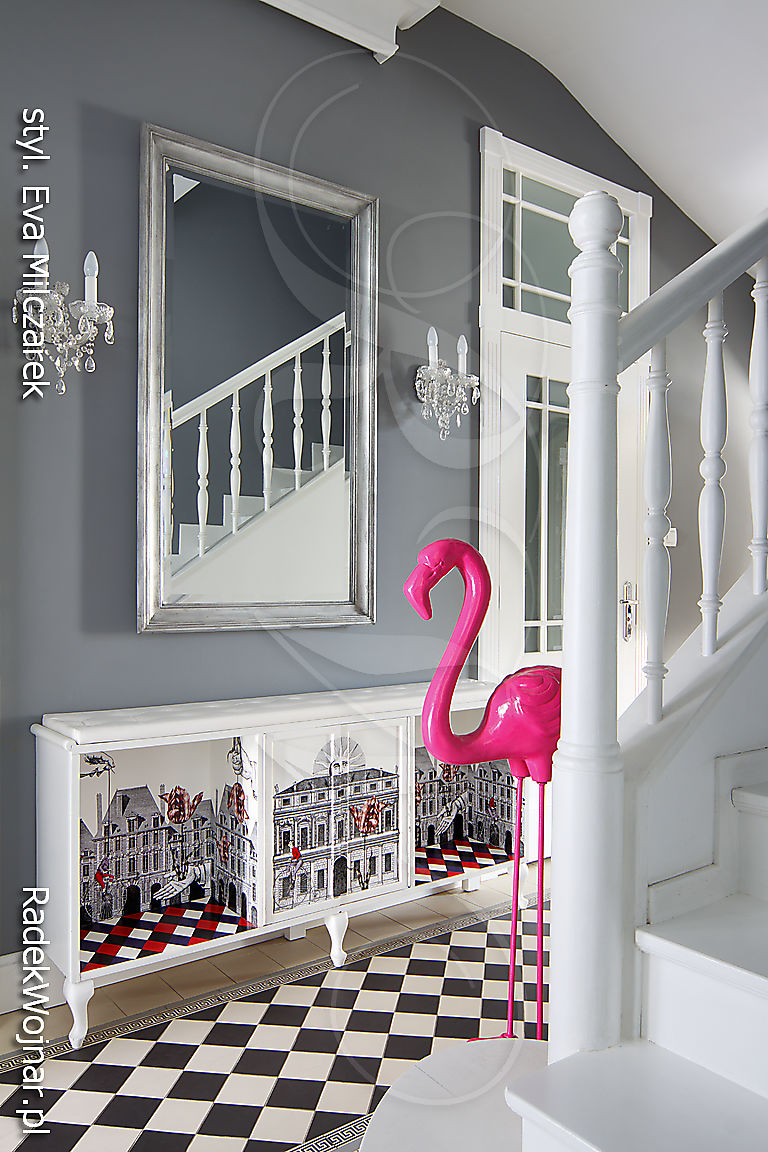 hol w klasycznym domu z nieklasycznym flamingiem