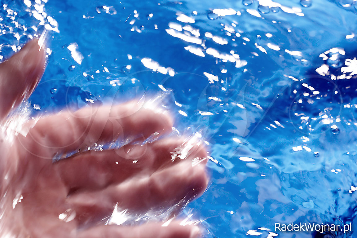Poruszająca fotografia dłoni pośród rozszalałej wody