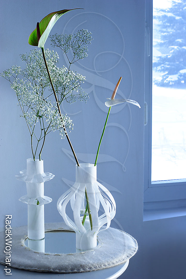 Ascetyczna aranżacja z kwiatów ciętych w chłodnym wnętrzu gdzie za oknem zima trzyma