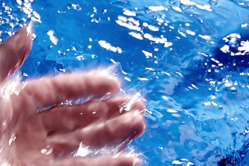 Poruszająca fotografia dłoni pośród rozszalałej wody