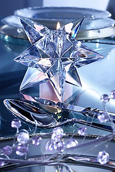 Detal dekoracji szklanego stołu z użyciem kryształowej gwiazdy