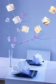 Dekoracje z papieru w japońskim stylu na i ponad stołem