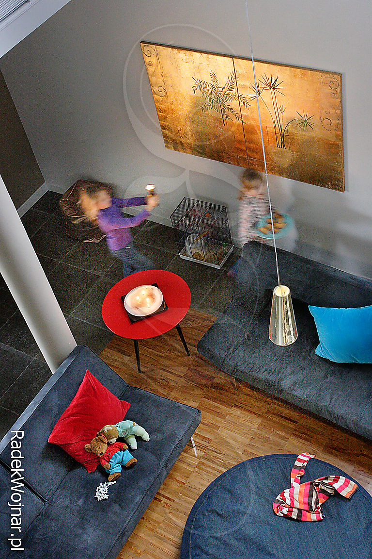 salon nowoczesnego domu z dziećmi