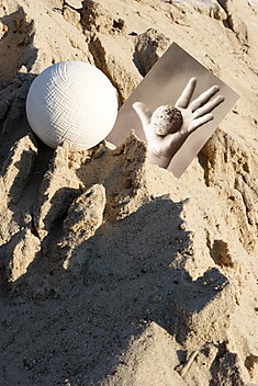 zabawy przedmiotami w piasku
