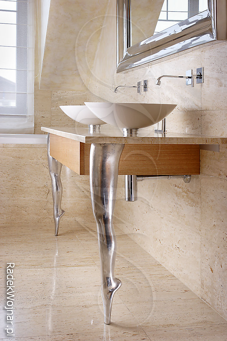łazienka z ręcznie robionym stolikiem pod umywalki i nogą baletnicy