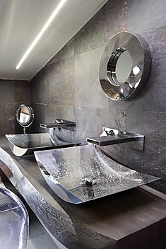 łazienka z metalowymi elementami wyposażenia