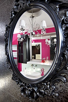 odbicie różowej łazienki w czarnym rzeźbionym lustrze ikea