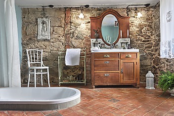 łazienka w starym domu z kamienną ścianą