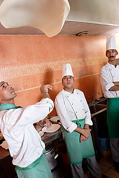 podrzucanie ciasta w kuchni indyjskiej