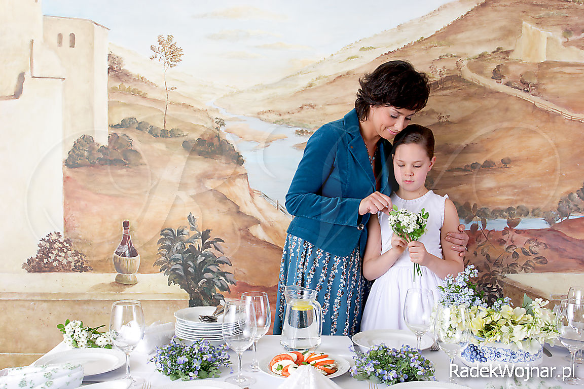 aktorka z córką szykują przyjęcie komunijne w włoskiej restauracji