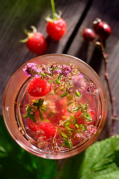 napój naturalny z owoców i kwiatów jadalnych