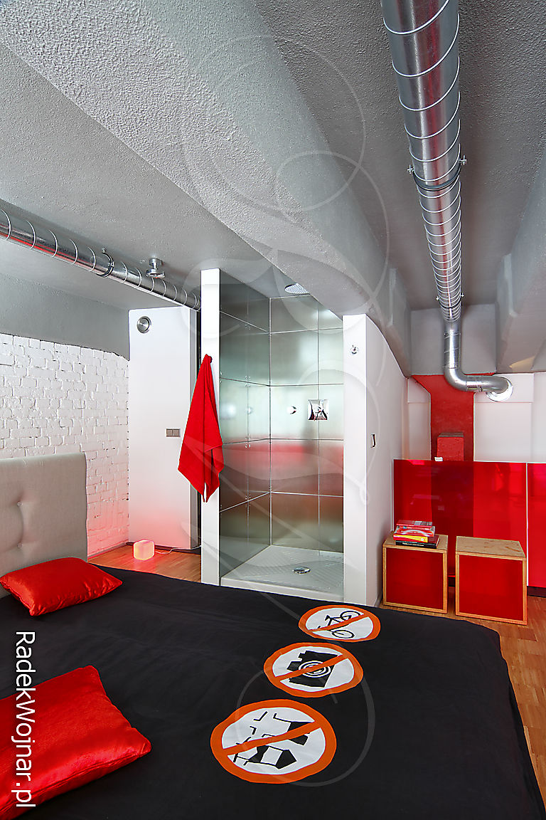 nowoczesny loft z czerwonymi dodatkami
