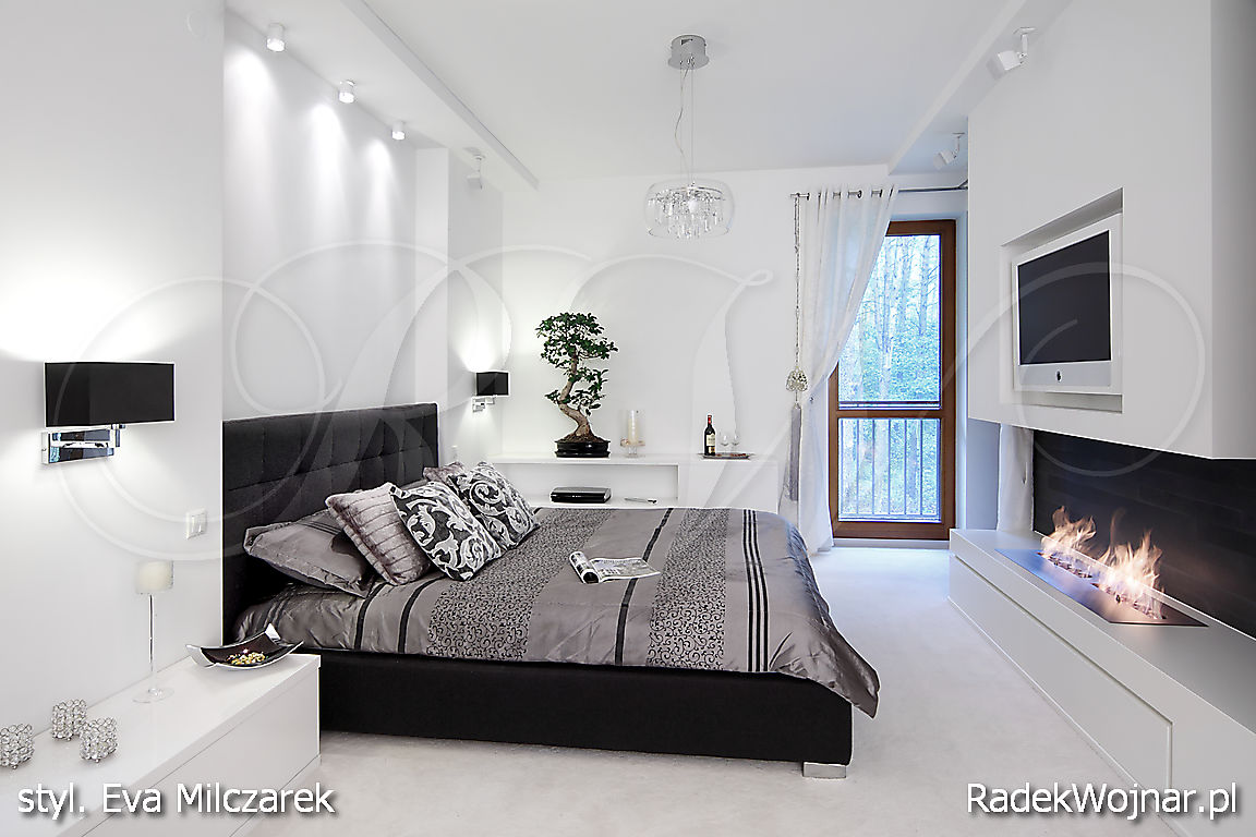 biała sypialnia z nowoczesnym kominkiem