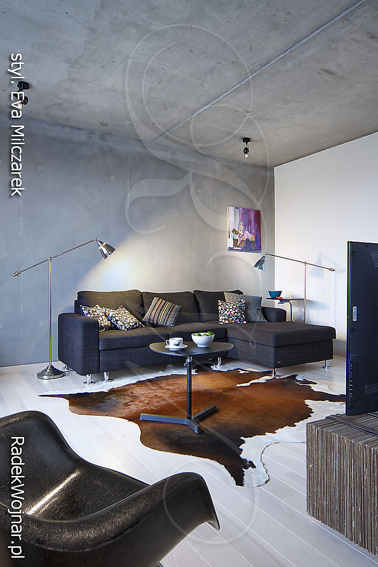 minimalistyczne wnętrze w bloku z zachowanymi betonowymi ścianami