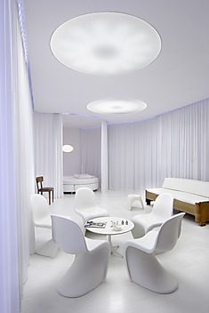 Białe minimalistyczne, kosmiczne wnętrze z miękkim oświetleniem