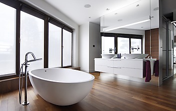 minimalistyczna łazienka z wolnostojącą wanną