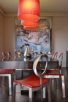 jadalnia z obrazem-fotomontażem i metalowymi krzesłami