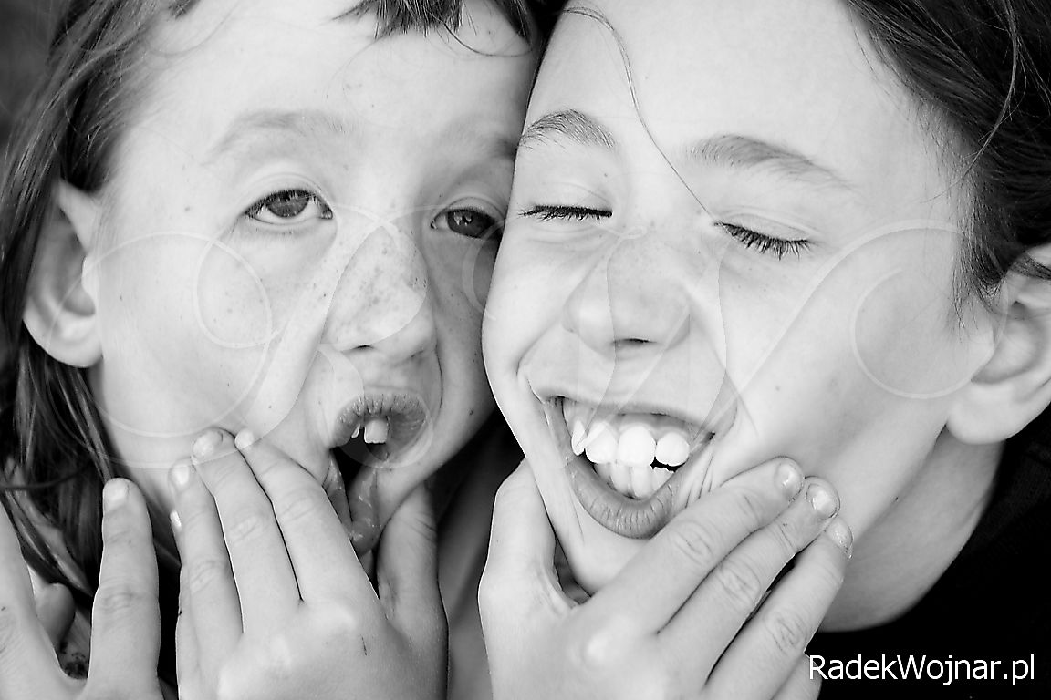 czarno biały portret dwóch dziewczynek ściskających sobie nawzajem twarze do zdjęcia