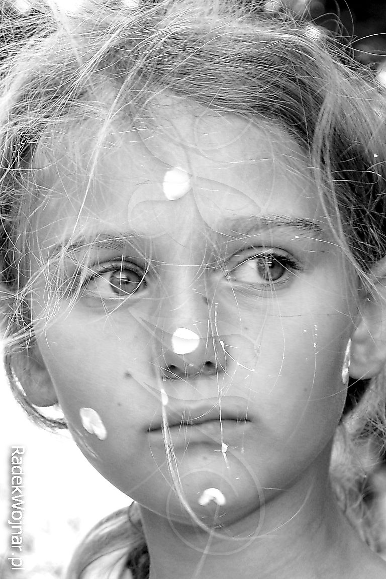 portret dziewczynki z kropkami kremu na twarzy