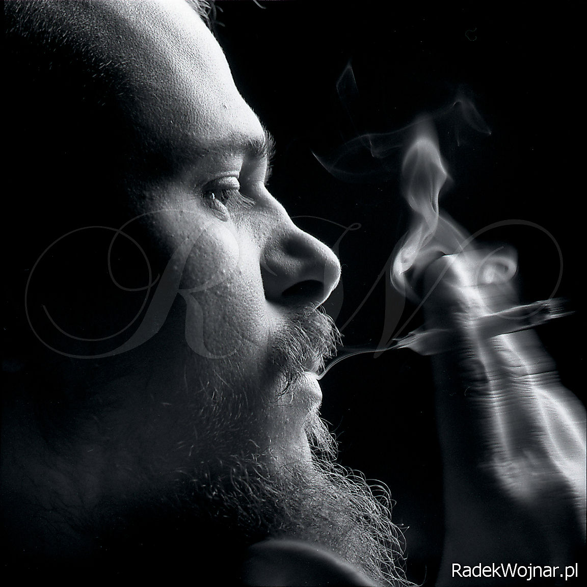 czarno biały portret Radka palącego papierosa