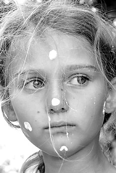 portret dziewczynki z kropkami kremu na twarzy