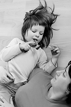 czarno białe zdjęcie matki bawiącej się z dzieckiem