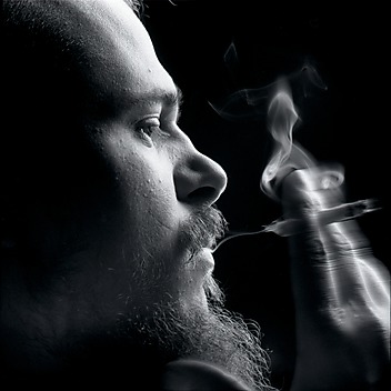 czarno biały portret Radka palącego papierosa