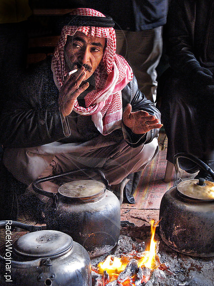 Jordański beduin przy herbatce i papierosku w namiocie
