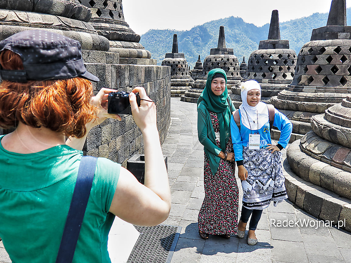 Indonezyjskie muzułmanki zalotnie pozują do zdjęcia w zabytkowym kompleksie Borobudur