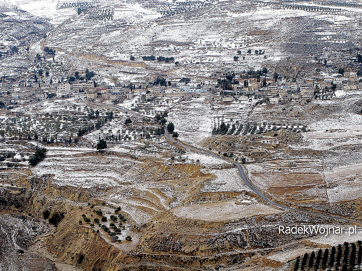 Zimowy krajobraz Jordanii przypominający fresk