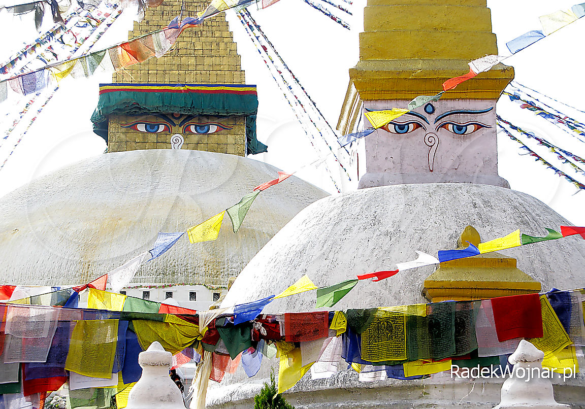 Buddyjskie stupy i flagi modlitewne w okolicach Katmandu, Nepal