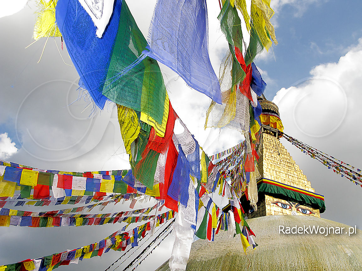 Buddyjska stupa i sznur modlitewnych flag