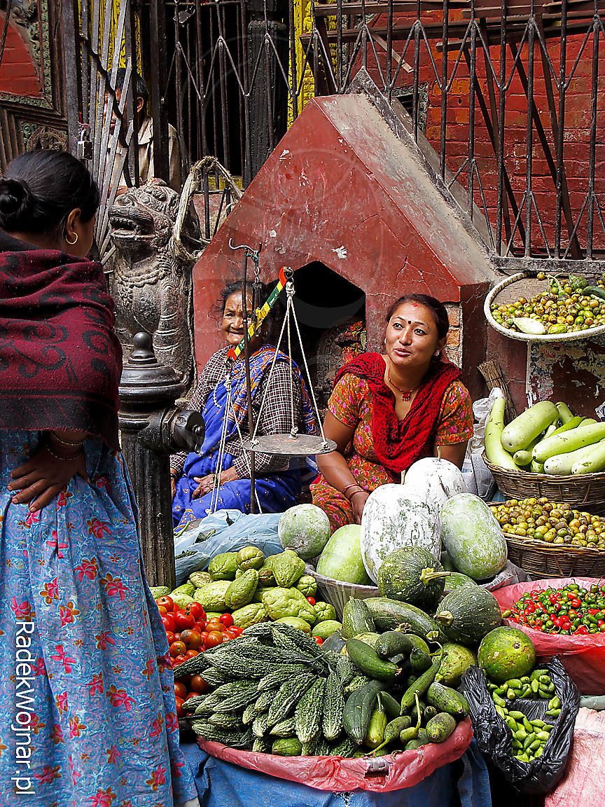 Sprzedaż warzyw przed świątynią w Katmandu, Nepal