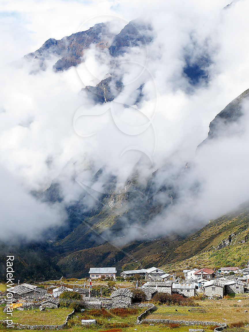 Wioska w dolinie Langtang pod chmurami