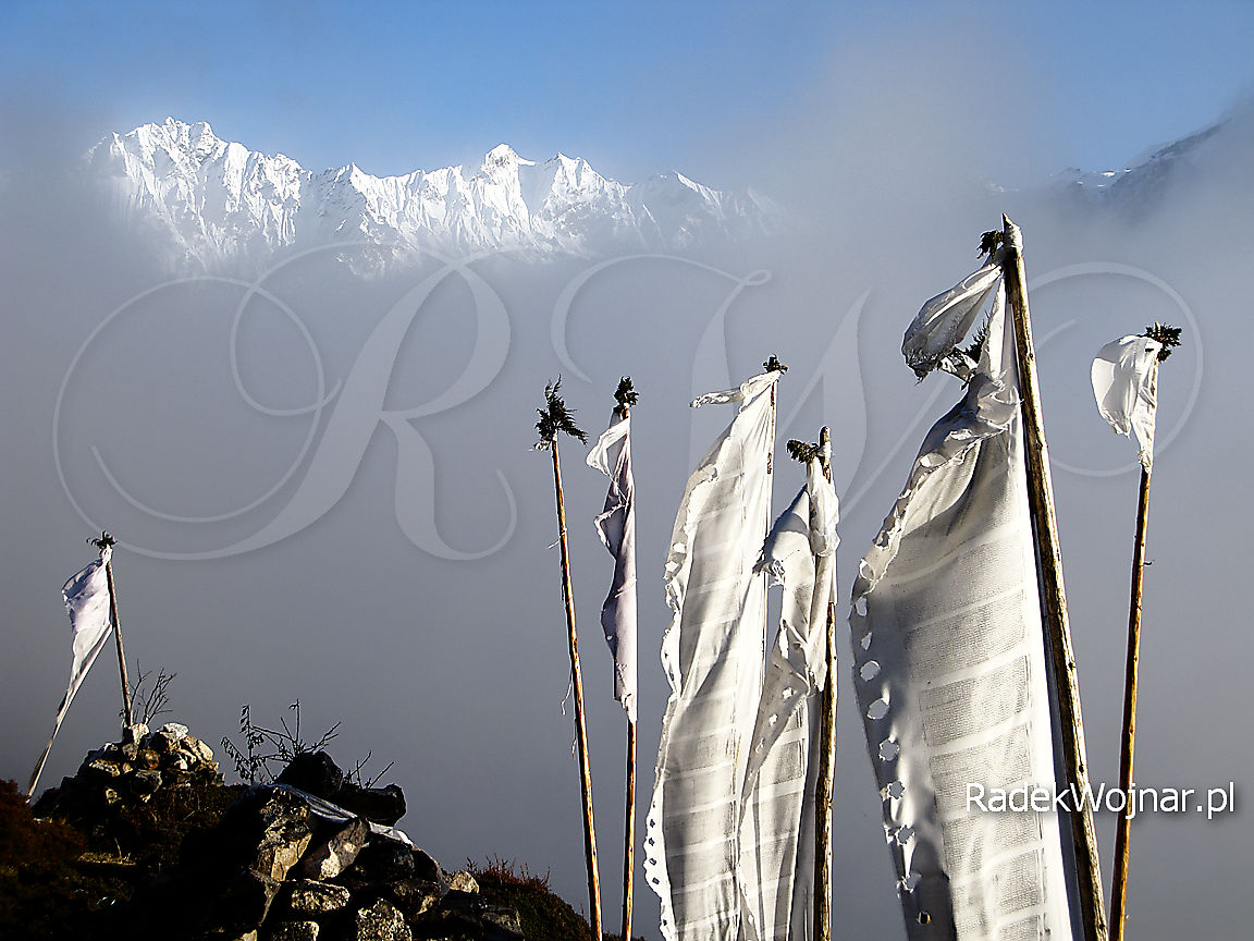 Mgła nadciąga nad dolinę Langtang w Himalajach