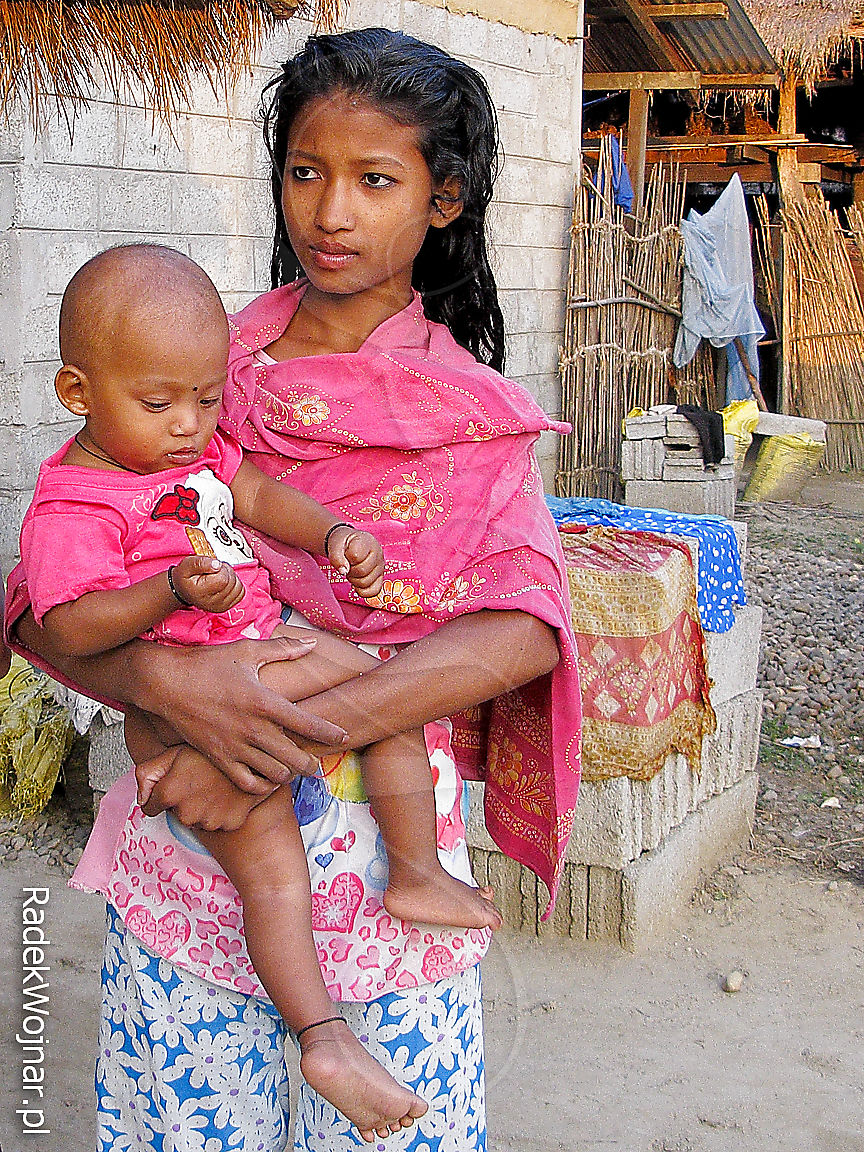 Dziewczyna z dzieckiem we wsi na prowincji Chitwan, Nepal