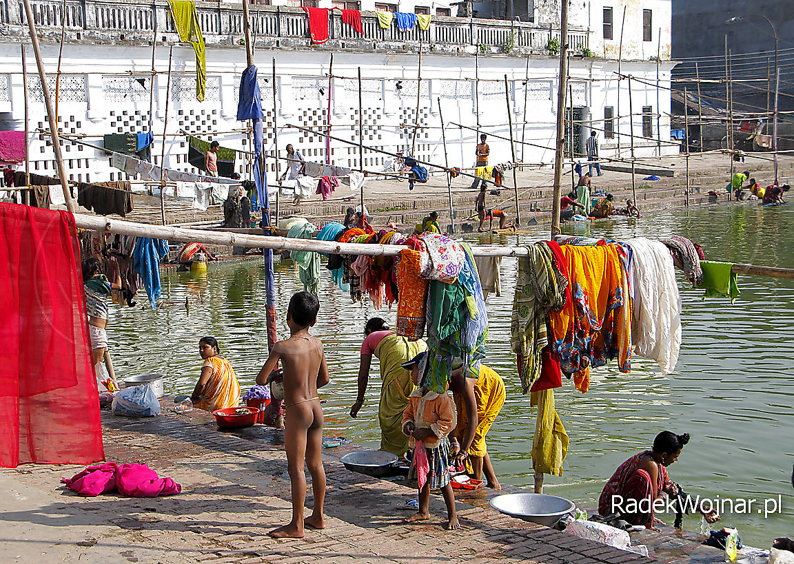 Miejski staw w Janakpur gdzie odbywa się ręczne pranie i mycie ciała