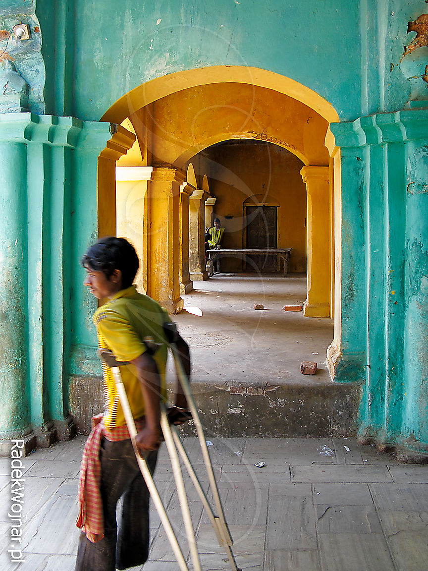 Niepełnosprawny chłopiec i perspektywa kolorowych arkad w Janakpur