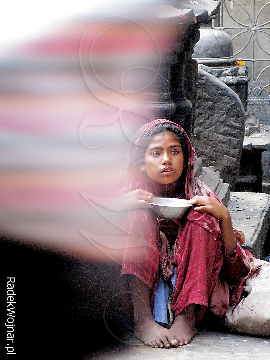 Żebrzące, bose dziecko wśród tłumów przed hinduską świątynią, Katmandu, Nepal