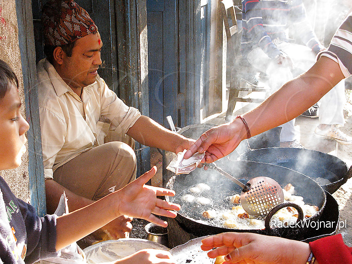 Sprzedaż jedzenia smażonego w głębokim tłuszczu na ulicy Katmandu, Nepal